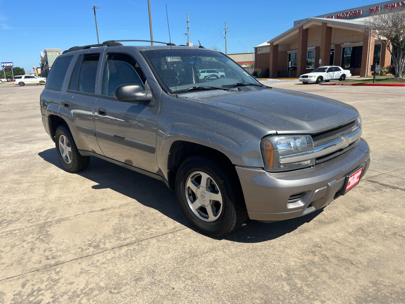 2005 GRAY /gray Chevrolet TrailBlazer LS 2WD (1GNDS13S052) with an 4.2L L6 DOHC 24V engine, 4-Speed Automatic Overdrive transmission, located at 14700 Tomball Parkway 249, Houston, TX, 77086, (281) 444-2200, 29.928619, -95.504074 - Photo #0